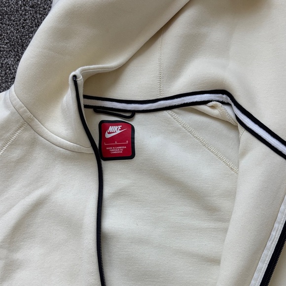Nike Tech Fleece Off-White Sweatshirt - Picture 1 of 6